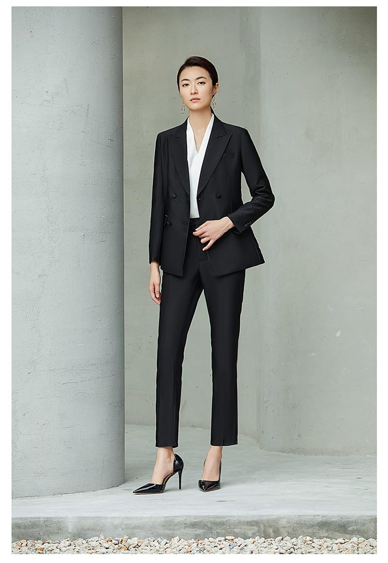 女款黑色雙排扣職業西服模特展示圖5