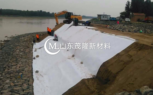《滬通長江橋項目》土工布施工