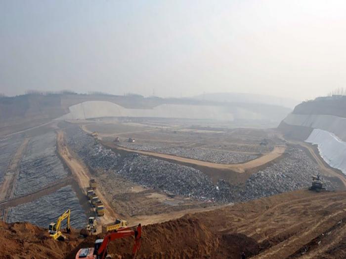 飛灰填埋方式結合HDPE膜協同處理填埋的飛灰的方