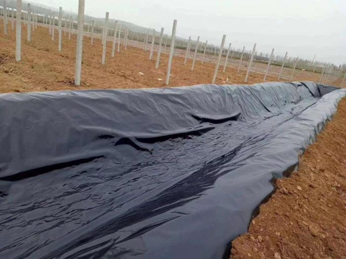 土工膜常用于垃圾填埋場、水庫等，其滲透性能