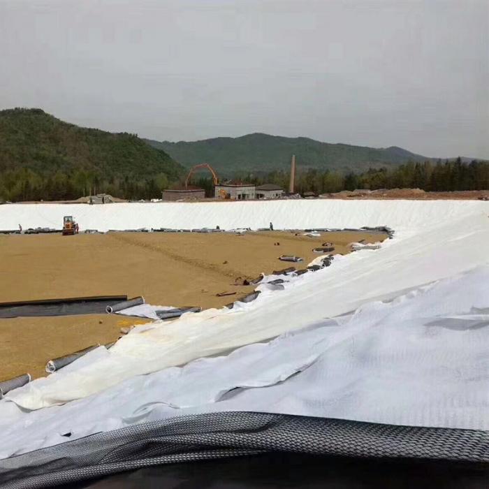 復合土工膜的預制操作時調蓄水池周邊連接位置