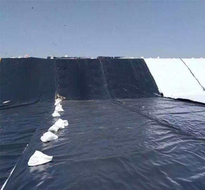 土工膜的鋪設(shè)施工決定土工膜的使用年限