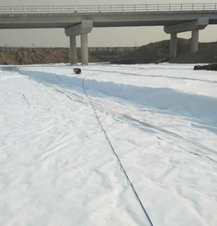 土工膜廠家給您講解防滲土工布的優(yōu)點和性能