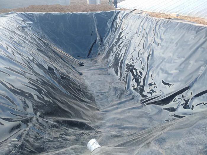 水庫庫底按規范要求,膜上覆土厚度不小于0.5m