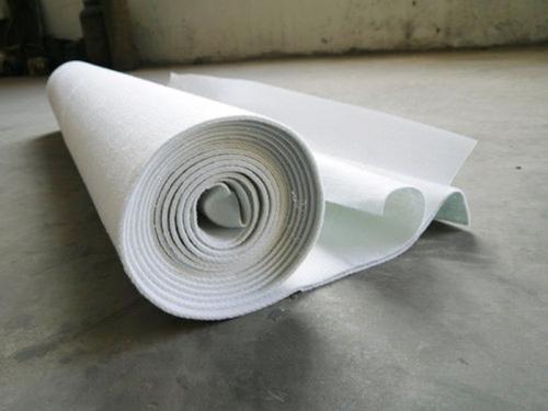 與傳統(tǒng)的混凝土和瀝青混凝土面板相比土工膜成