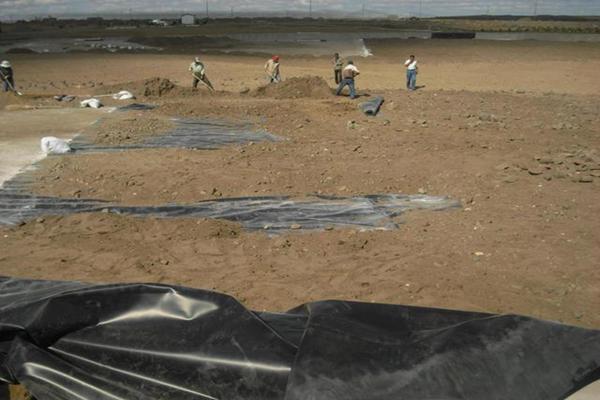 給土工膜固定的時候用錨固溝和緩沖平臺的作用是什么？  第2張