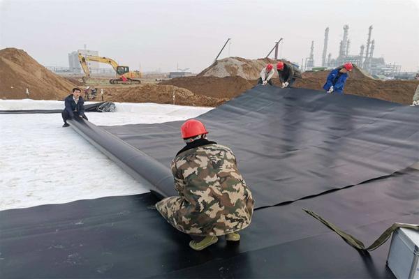 雨天施工，必備技巧：如何正確使用土工膜？