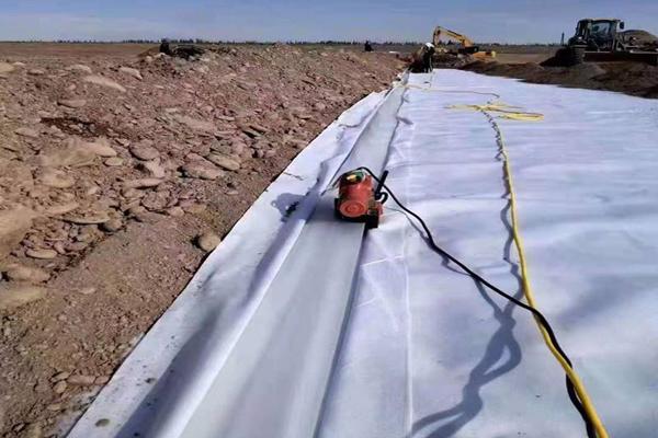 復合土工膜對施工環境的要求以及在冬季施工的注意事項有哪些呢？