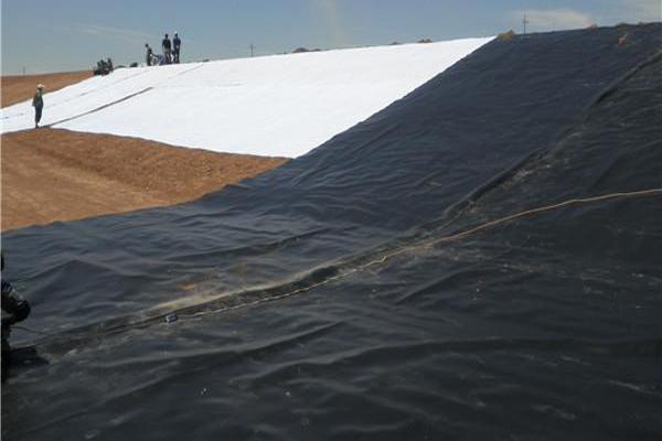 土工膜材料的發(fā)展歷程及其在環(huán)境保護(hù)中的作用  第3張