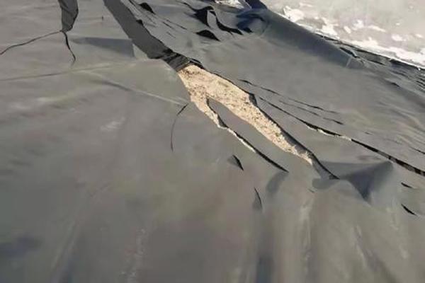 土工膜開裂的原因