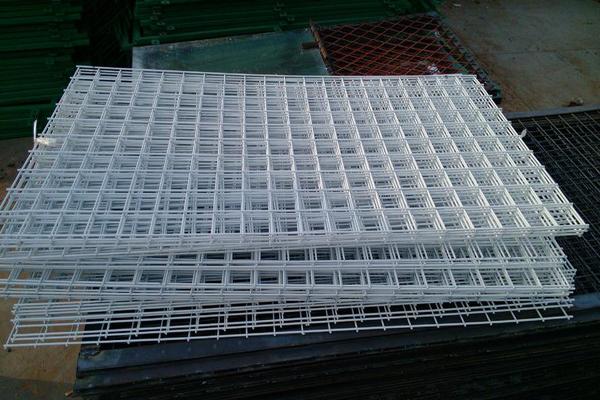 防滲土工膜和鍍鋅鋼筋網(wǎng)那個在上在下 第2張