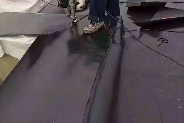 防滲土工膜和鍍鋅鋼筋網那個在上在下